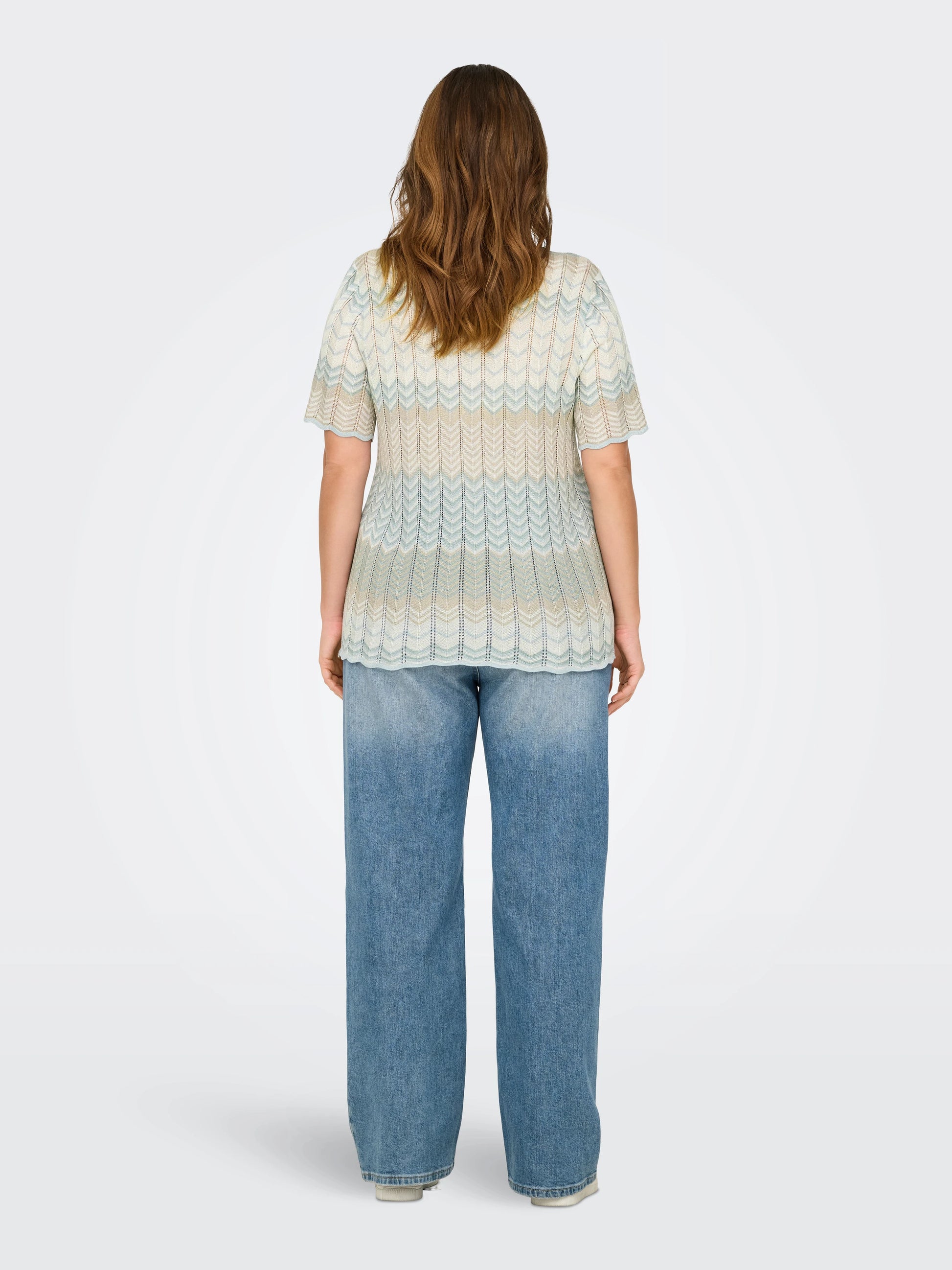 Rückansicht des Only Vira Life Glitter Cloud Blue Tops – Strickoberteil mit kurzen Ärmeln und feinem Glitzermuster in Blau, Beige und Cremefarben