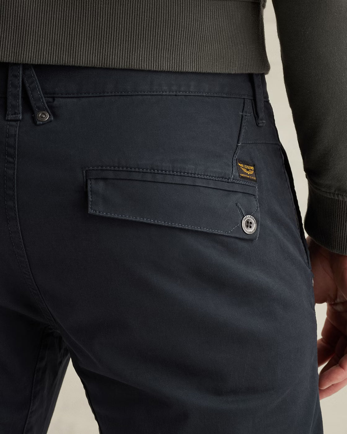 Detailansicht der PME Legend American Classic Chino Salute – feiner Twill, lässige Taschen-Details und hochwertiges Finish für maximalen Tragekomfort.