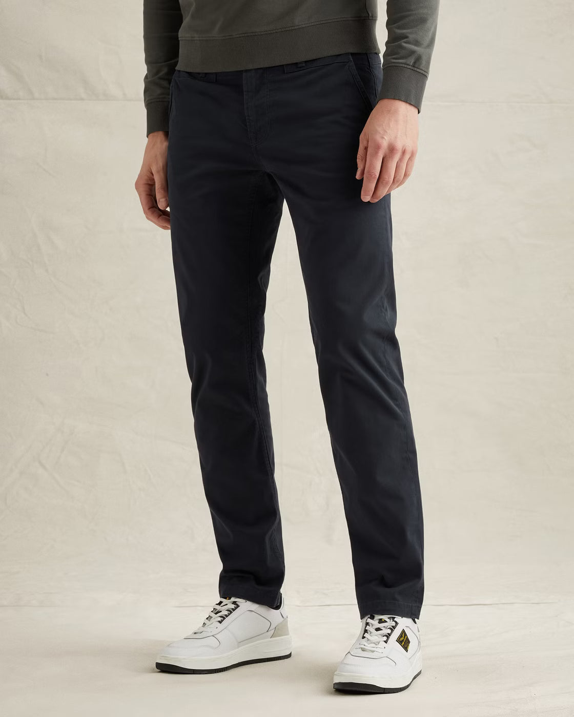 PME Legend American Classic Chino Salute in der Frontansicht – klassische Herren-Chino im Regular Fit mit feinem Twill und Stretchkomfort.