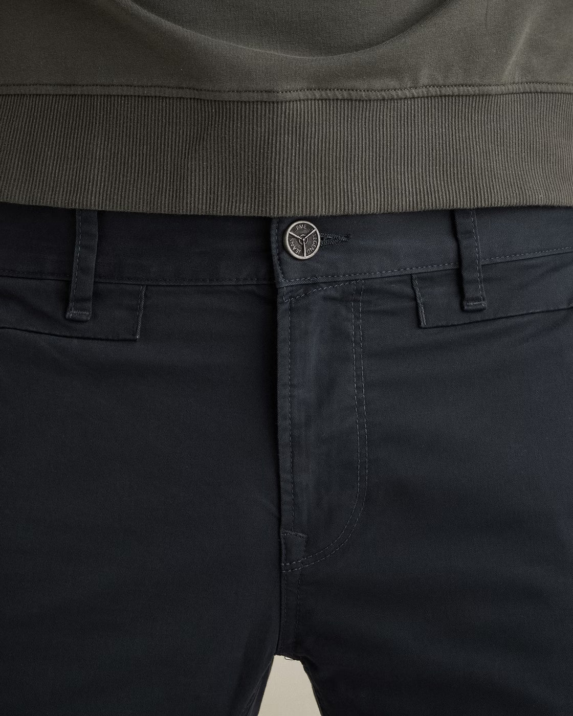 PME Legend American Classic Chino Salute Rückansicht – Herren-Chino mit variablen Gesäßtaschen und charakteristischen PME Legend Details.