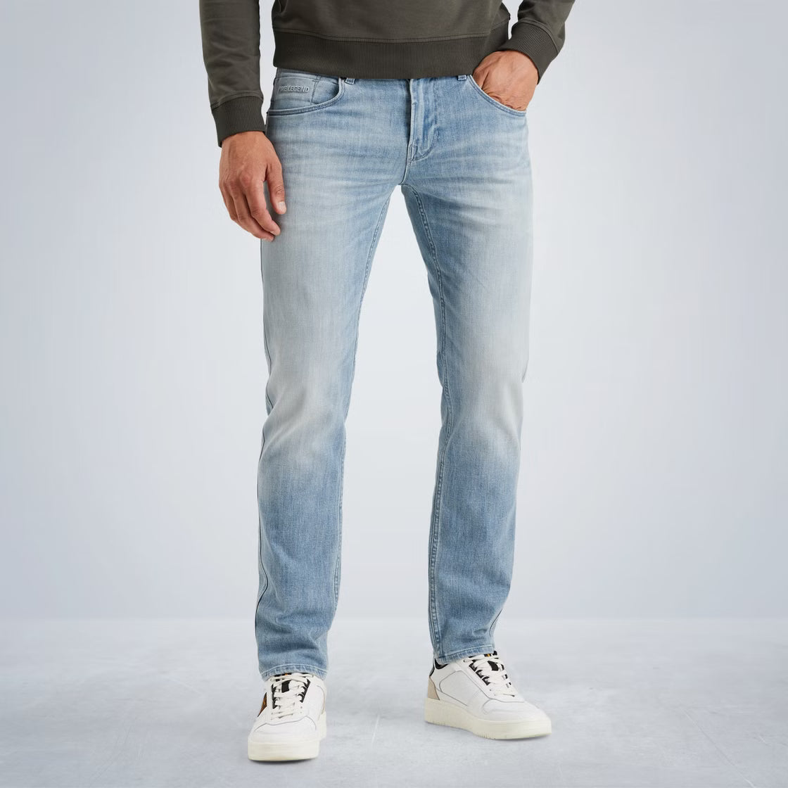 PME Legend Nightflight Regular Fit High Summer Blue Light Jeans in hellblauer Waschung, Frontansicht am Model getragen