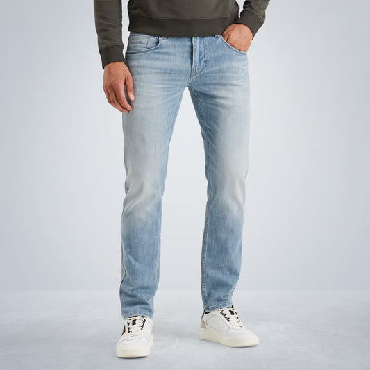 PME Legend Nightflight Regular Fit High Summer Blue Light Jeans in hellblauer Waschung, Frontansicht am Model getragen