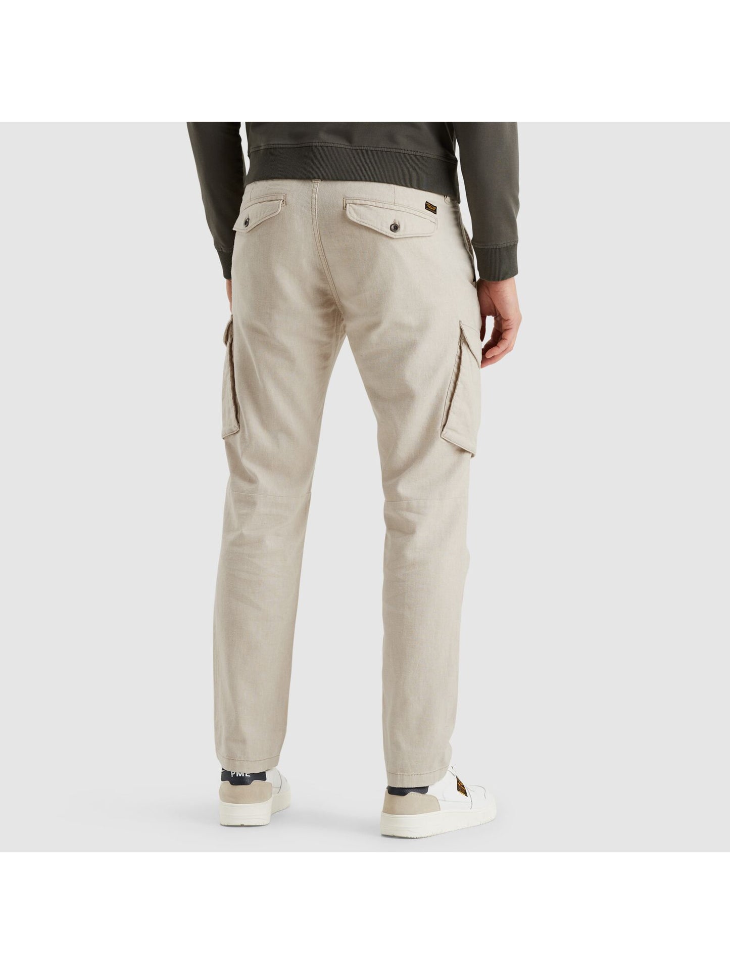 Rückansicht der PME Legend Jetheed Pant Rainy Day – beige Sommer-Cargohose mit elastischem Bund und Taschenklappen hinten