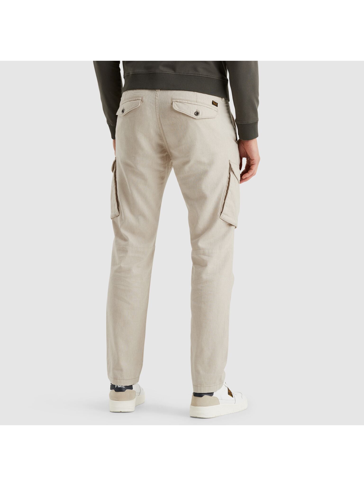 Rückansicht der PME Legend Jetheed Pant Rainy Day – beige Sommer-Cargohose mit elastischem Bund und Taschenklappen hinten