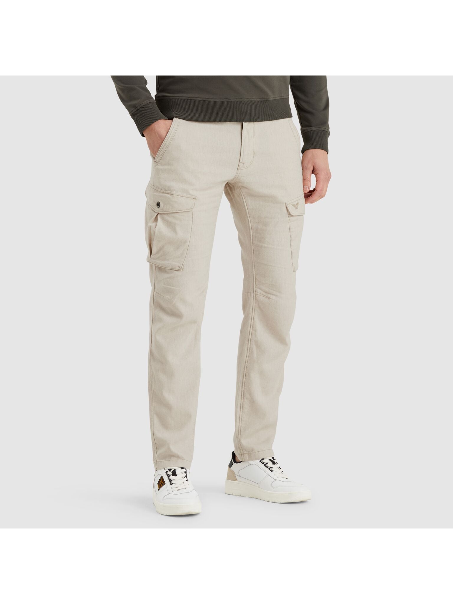 Vorderansicht der PME Legend Jetheed Pant Rainy Day – leichte Cargohose für Herren aus Baumwoll-Leinen-Mix in Beige mit Cargotaschen