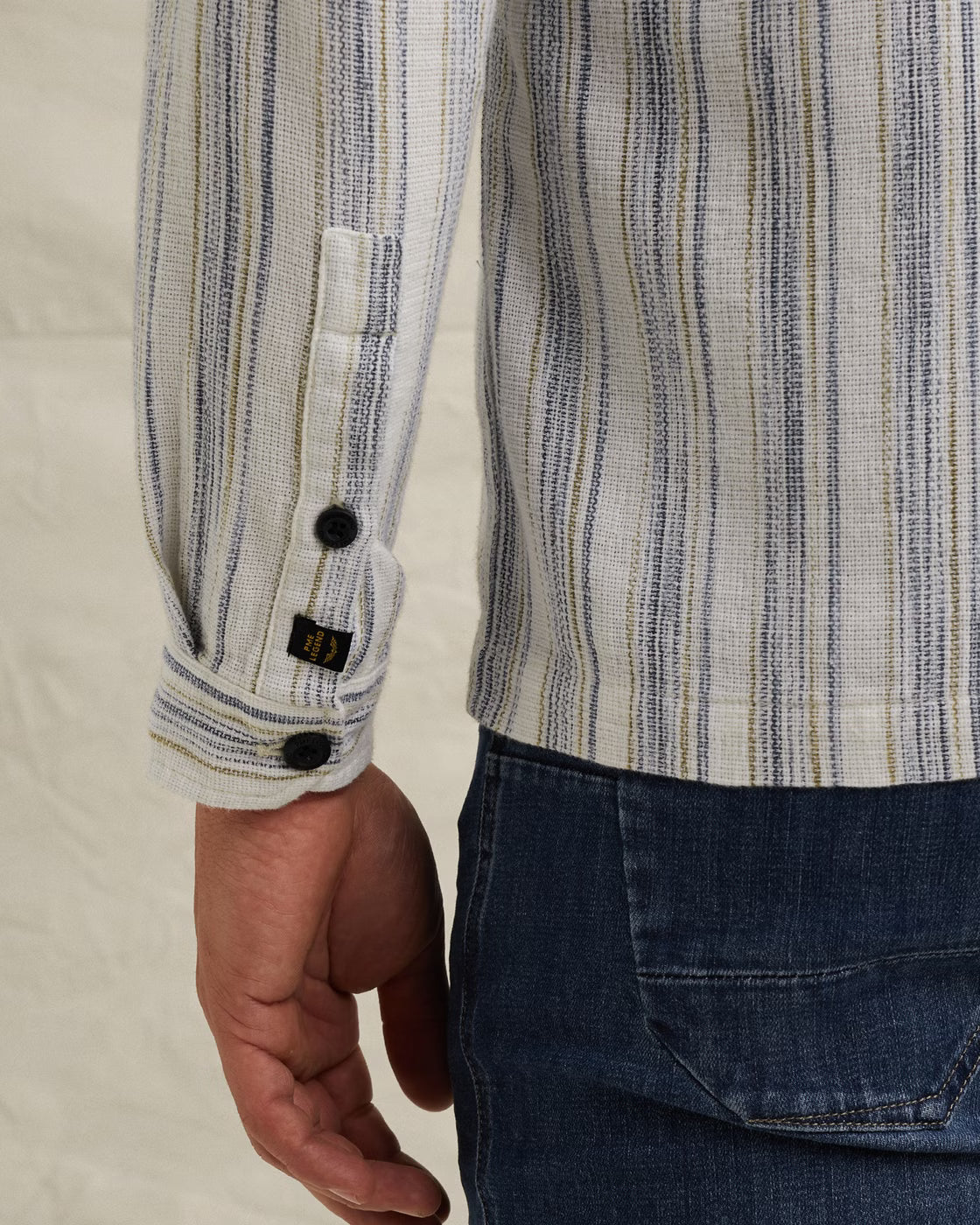 Detail des PME Legend Long Sleeve Shirt Mattweave Stripe - Sargasso Sea: hochwertige Mattweave-Webstruktur mit dezentem Streifenmuster in Blau.