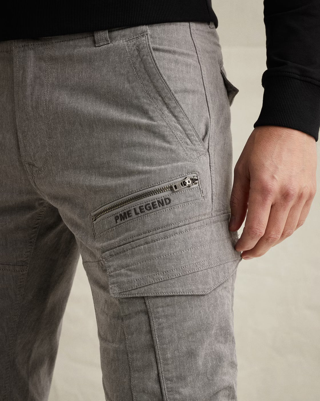 Detailaufnahme der PME Legend Nordrop - Cargo Tapered Fit - Grey Indigo Weft mit hochwertigen Nähten, Cargotasche und charakteristischem PME Legend Branding.