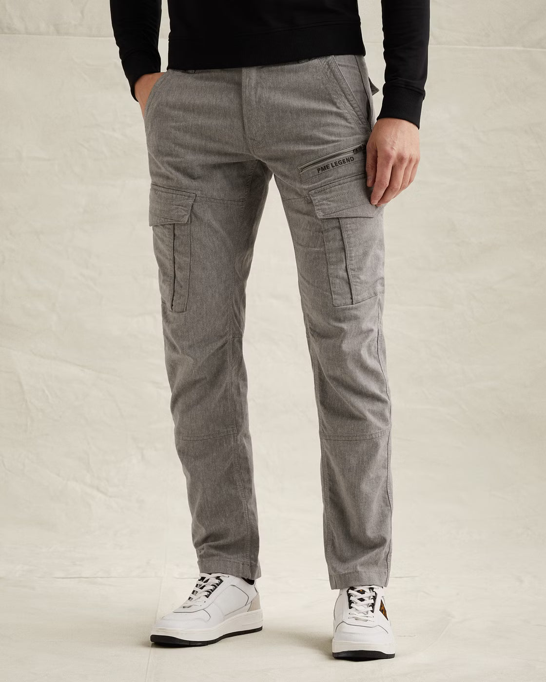 PME Legend Nordrop - Cargo Tapered Fit - Grey Indigo Weft in der Frontansicht: moderne Herren Cargo Hose mit Tapered Fit, seitlichen Cargotaschen und sportiver Silhouette.