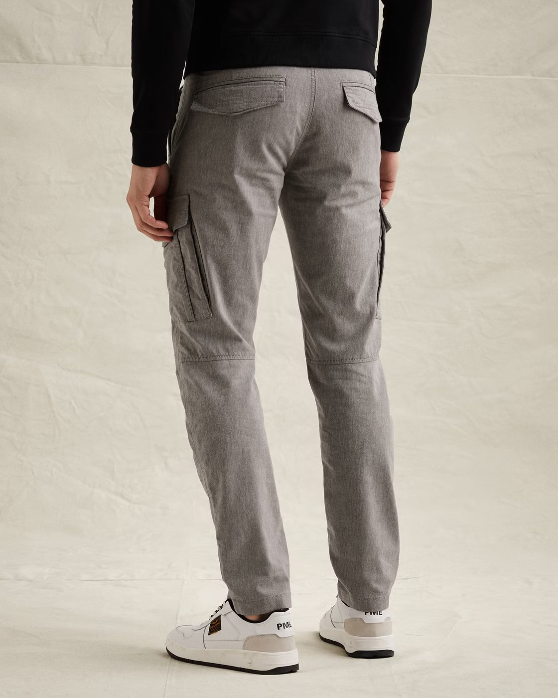 PME Legend Nordrop - Cargo Tapered Fit - Grey Indigo Weft in der Rückansicht mit Gesäßtaschen, robustem Denim-Look und bequemer Passform.