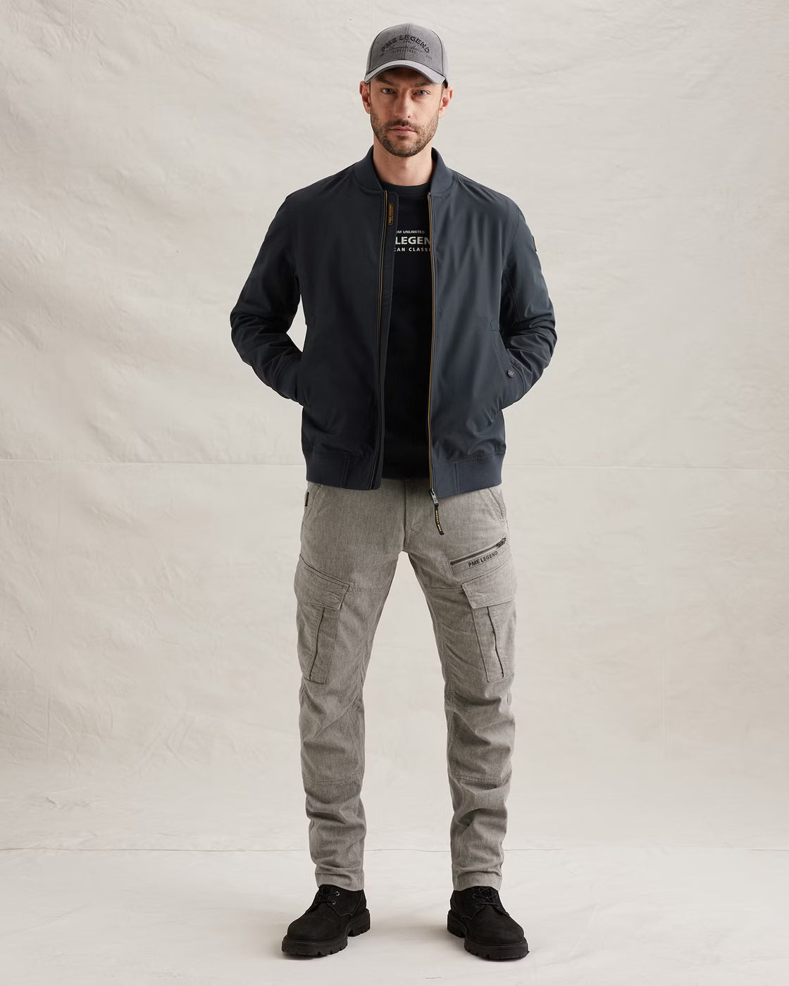 PME Legend Nordrop - Cargo Tapered Fit - Grey Indigo Weft in der Seitenansicht mit funktionalen Cargotaschen, schmal zulaufendem Bein und markentypischen Details.