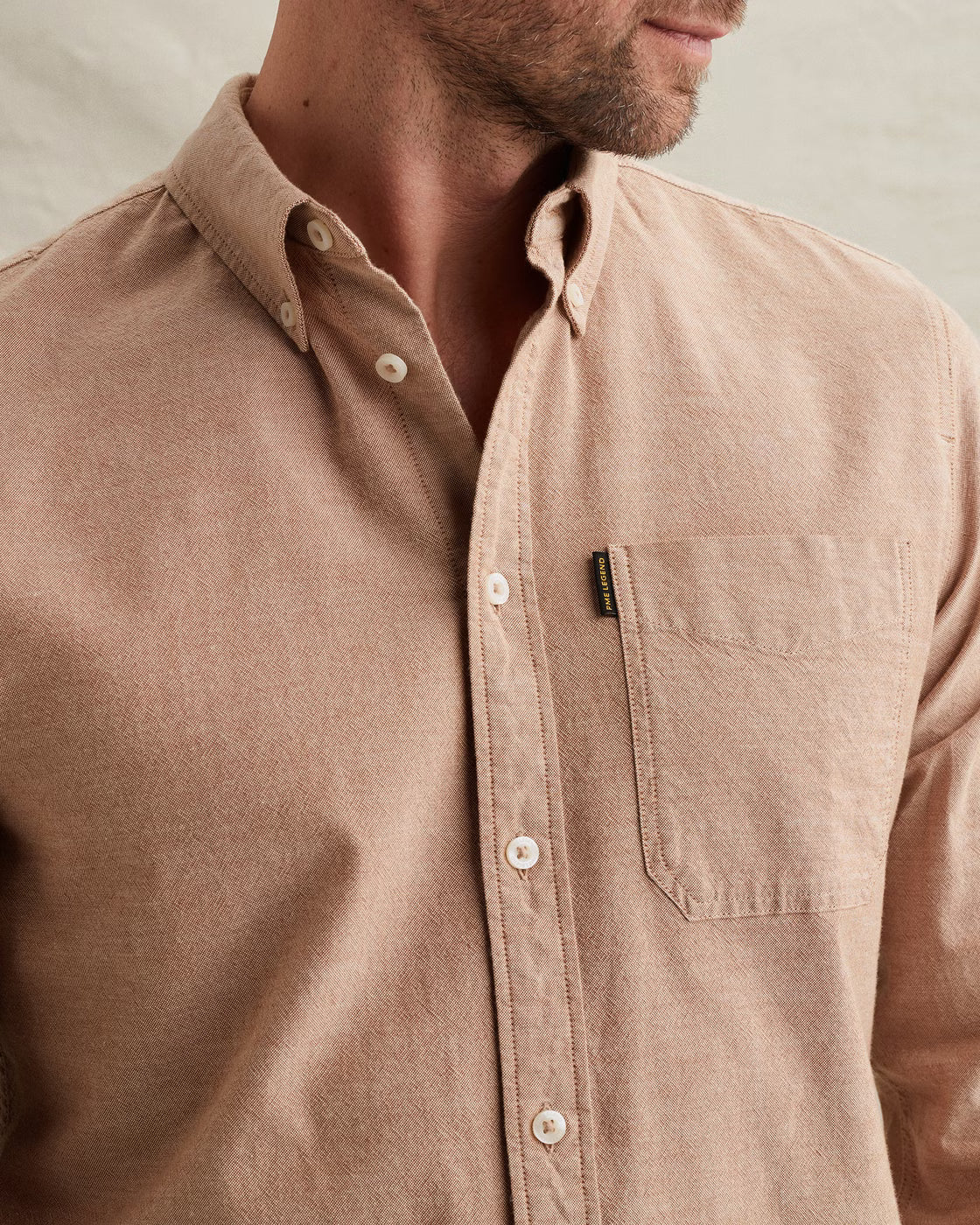 Detailaufnahme des PME Legend Shirt 2 Tone Oxford Ctn Lycra - Glazed Ginger: strukturierter Oxford-Stoff aus Baumwolle mit Lycra-Anteil, feine 2-Tone-Optik und klassische Knopfleiste.