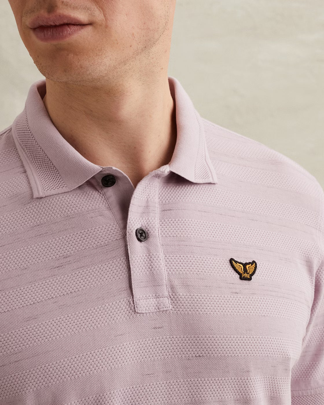 Detailaufnahme des PME Legend Short Sleeve Polo Injected Popcorn - Lavender: Polokragen mit Knopfleiste und strukturierter Injected-Popcorn-Oberfläche in Lavendel.