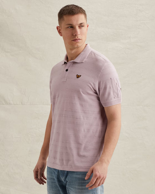 Frontansicht des PME Legend Short Sleeve Polo Injected Popcorn - Lavender: lavendelfarbenes Herren Poloshirt mit kurzer Knopfleiste, klassischem Polokragen und strukturierter Popcorn-Optik.