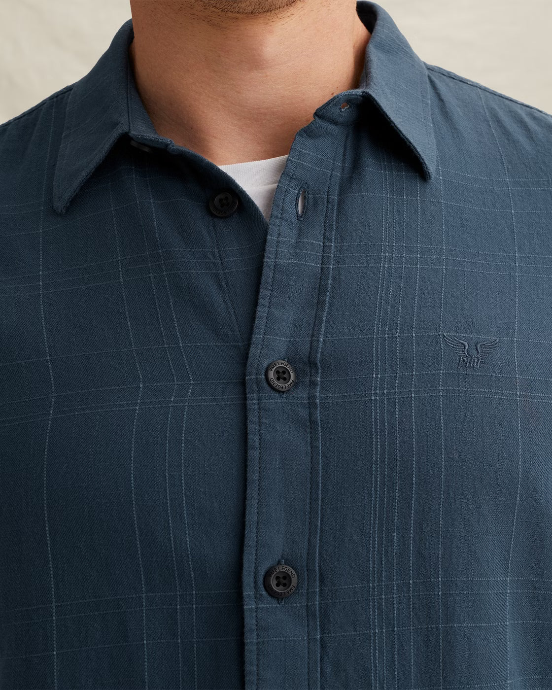 Detailaufnahme des PME Legend Short Sleeve Shirt Slubgrid - Bijou Blue: strukturierter Slubgrid-Stoff in Bijou Blue mit feiner Textur und hochwertiger Verarbeitung.