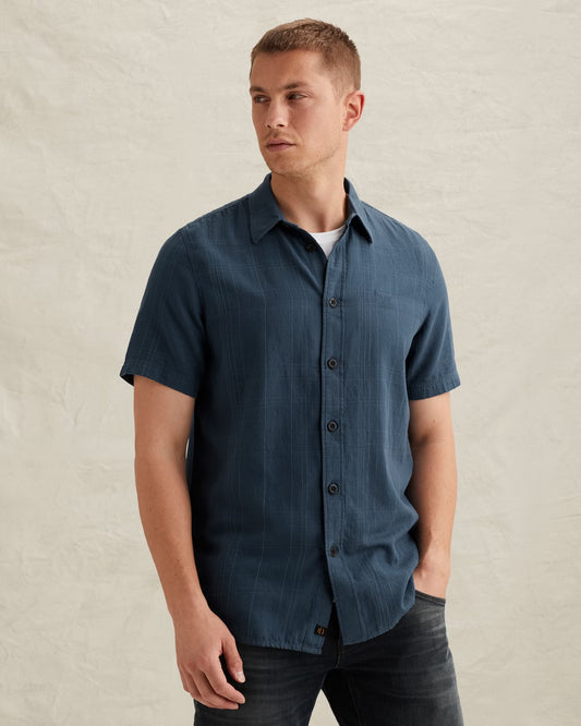 Frontansicht des PME Legend Short Sleeve Shirt Slubgrid - Bijou Blue: kurzärmliges Herrenhemd in Blau mit Slubgrid-Struktur, Knopfleiste und klassischem Kragen.