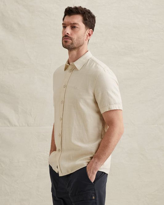 Frontansicht des PME Legend Short Sleeve Shirt Slubgrid - Bone White: kurzärmliges Herrenhemd in Bone White mit Slubgrid-Struktur, klassischem Kragen und Knopfleiste.