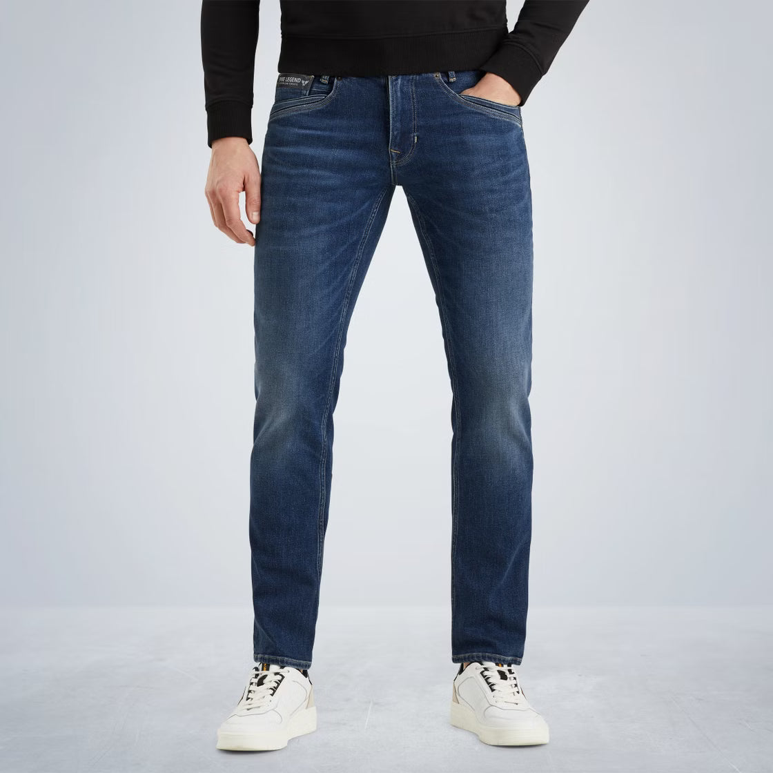 Modellansicht von vorne – PME Legend Skyrak Jeans in Comfort Bright Indigo mit Regular Fit