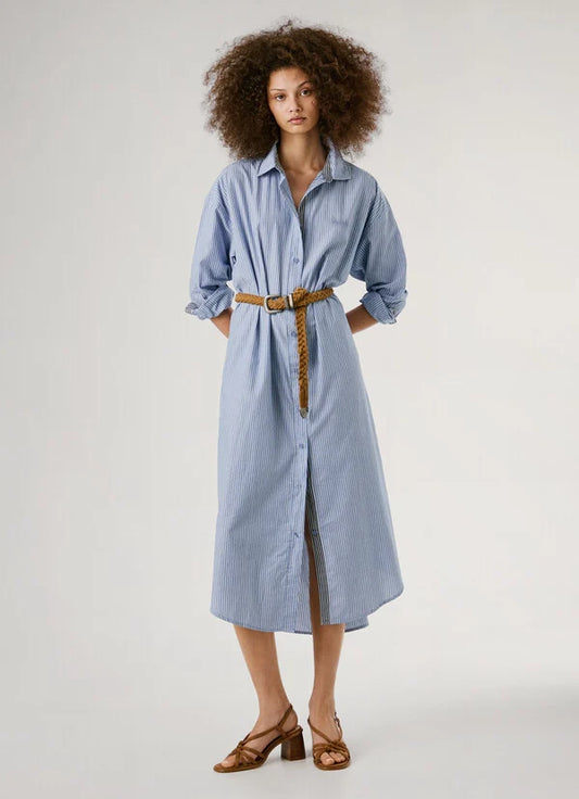 Vorderansicht des Pepe Jeans Dawa Dress – gestreiftes Midikleid in Hemdblusenform mit durchgehender Knopfleiste, langen Ärmeln und geflochtener Kordel mit Quasten.