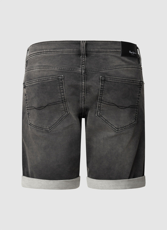 Rückansicht der Pepe Jeans Gymdigo Short Track Slim Grey – graue Jeansshorts mit stilvollen Gesäßtaschen, dezentem Logo-Patch und umgeschlagenem Saum für einen lässigen Look.