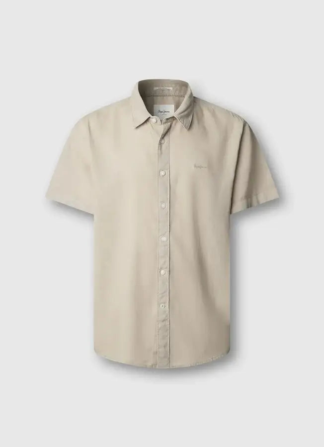 Frontansicht des Pepe Jeans London Percy - Malt Beige: beigefarbenes Herren Kurzarmhemd mit klassischem Kragen, durchgehender Knopfleiste und schlichter Optik.
