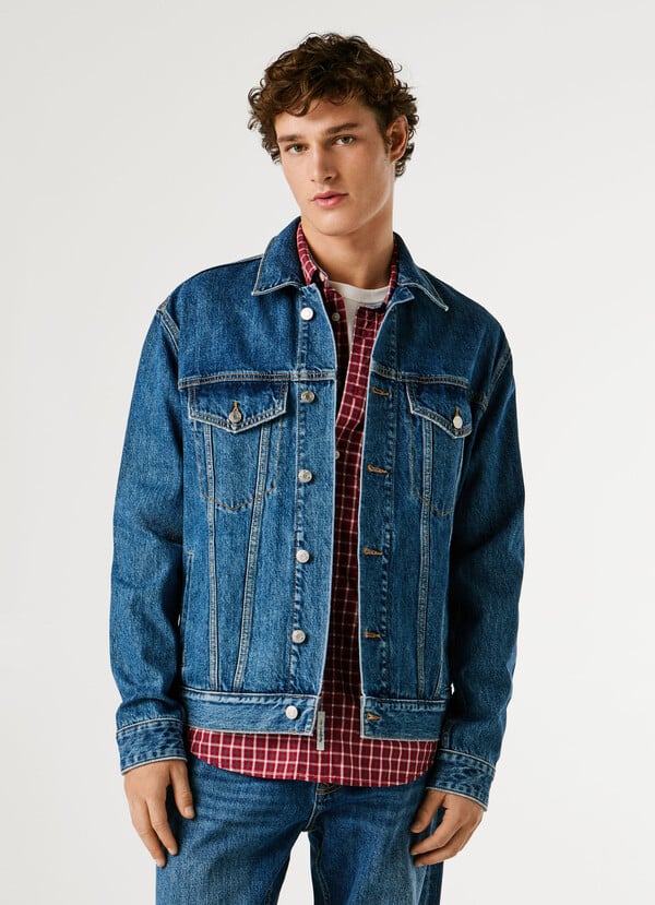 Frontansicht der Pepe Jeans London Regular Jacket - Denim: klassische Herren Jeansjacke in blauer Waschung mit Knopfleiste, Brusttaschen und Regular Fit.