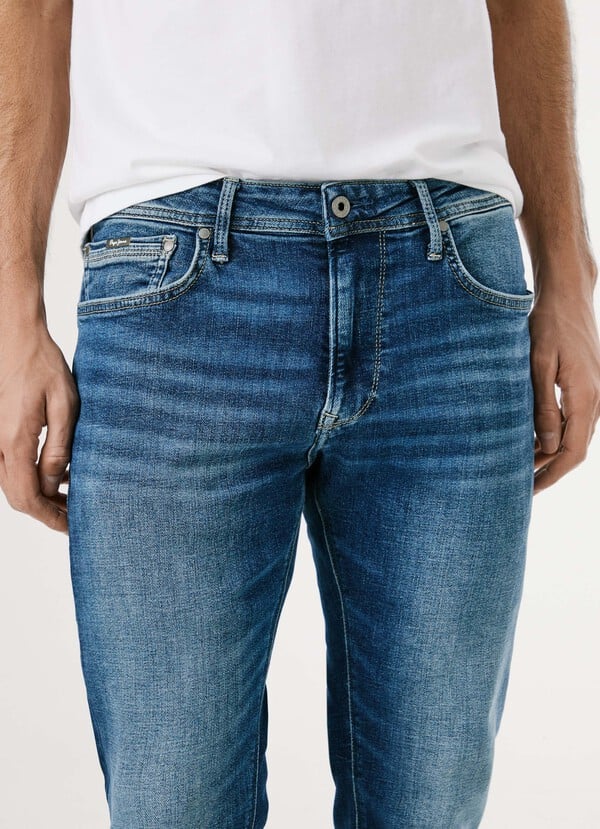 Detailaufnahme der Pepe Jeans London Stanley - Regular Taper - HS6: elastischer Denim mit Used Look, Reißverschluss, Knopfverschluss und klassischem 5-Pocket-Stil.