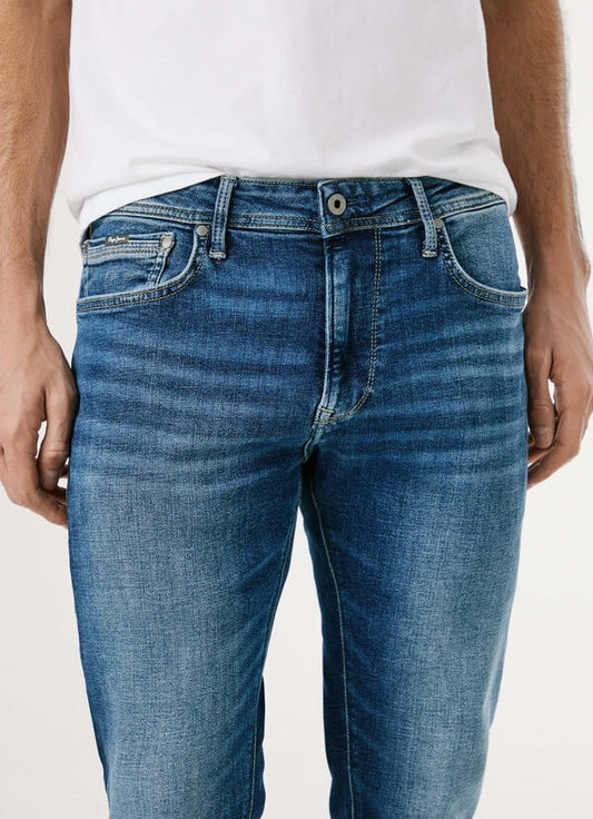 Detailaufnahme der Pepe Jeans London Stanley - Regular Taper - HS6: elastischer Denim mit Used Look, Reißverschluss, Knopfverschluss und klassischem 5-Pocket-Stil.