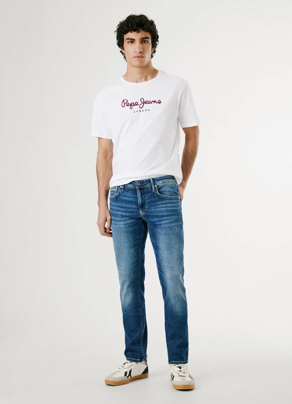 Frontansicht der Pepe Jeans London Stanley - Regular Taper - HS6: blaue Herrenjeans im Regular Fit mit Tapered Leg, Used-Waschung, 5-Pocket-Design und geradem Beinverlauf.