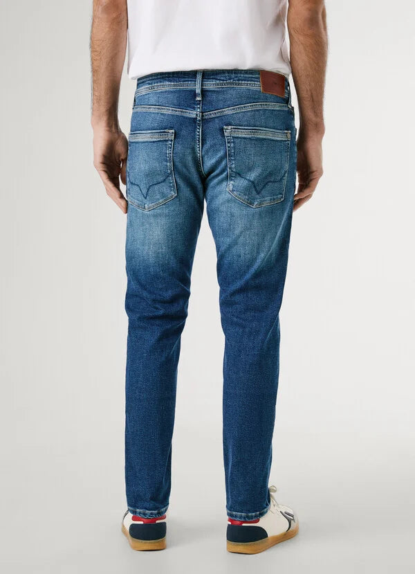 ückansicht der Pepe Jeans London Stanley - Regular Taper - HS6: Regular Taper Herrenjeans mit Ziernähten an den Gesäßtaschen, Lederpatch am Bund und schmal zulaufendem Bein.