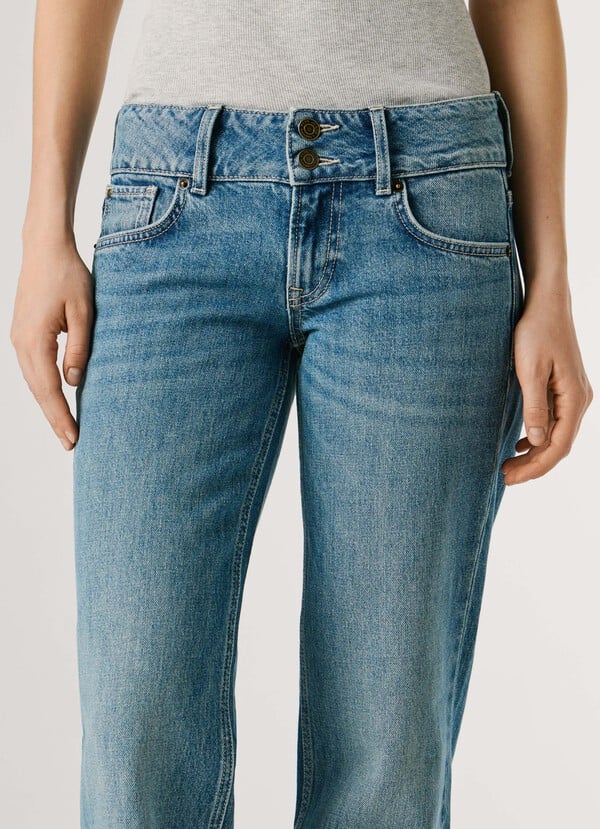 Detailaufnahme der Pepe Jeans London Venus - Low Waist Straight - 4VB: Low-Waist-Bund mit Knopfverschluss, 5-Pocket-Design und authentischer Denim-Waschung.