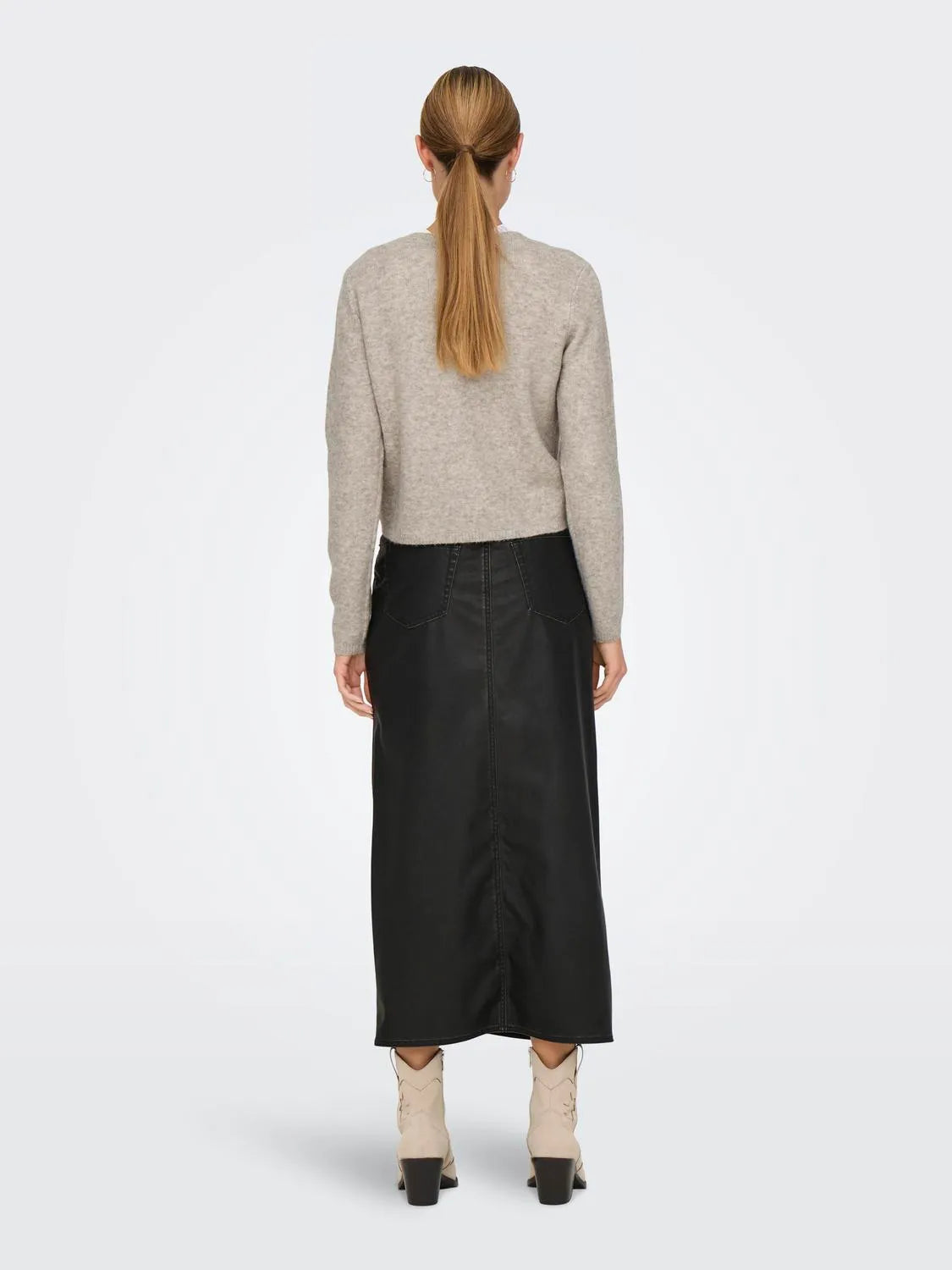 Rückansicht eines beigen Strick-Cardigans mit langen Ärmeln und klassischem Design von JDY.