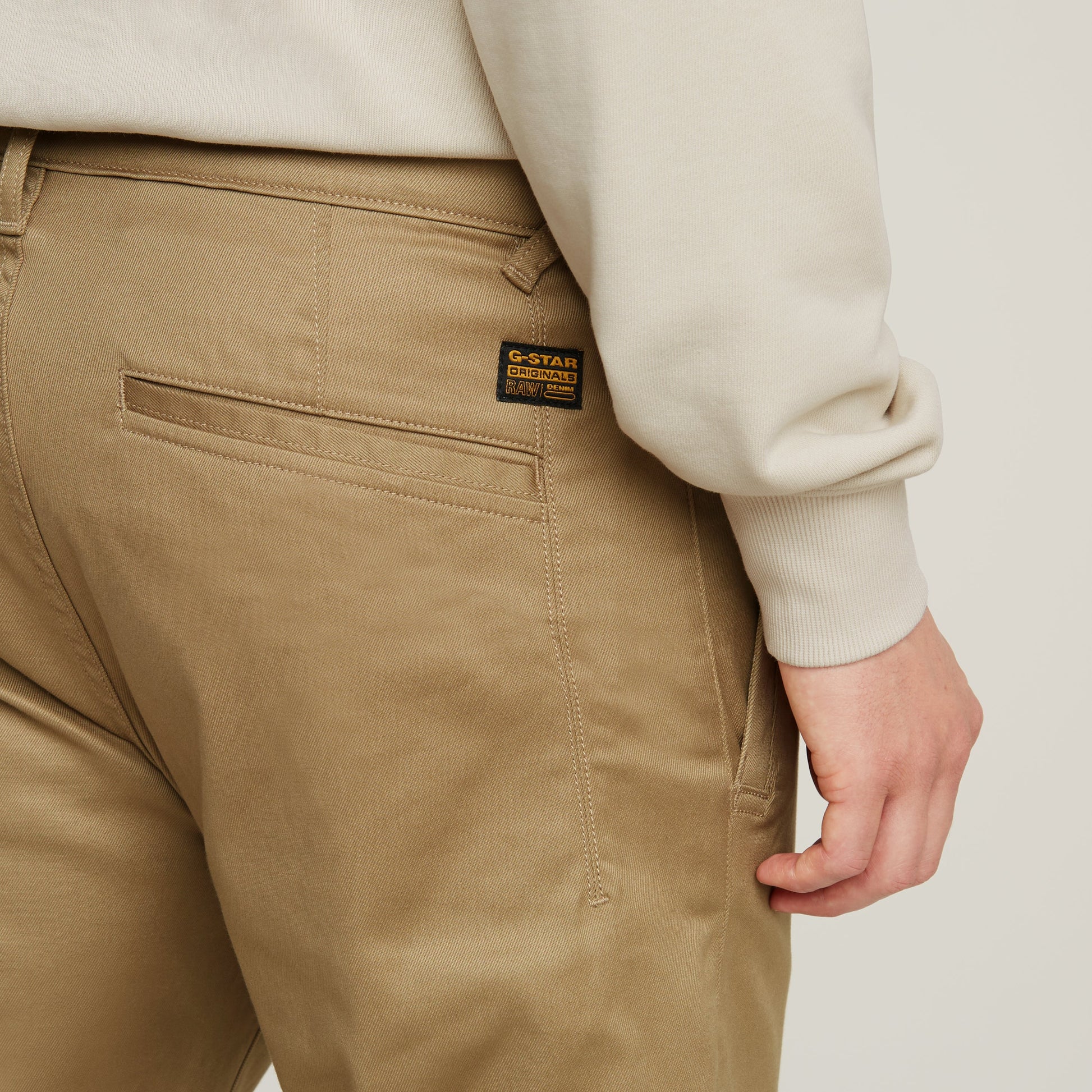 Rückansicht der G-Star Morry Tapered Chino Safari mit Logo-Detail