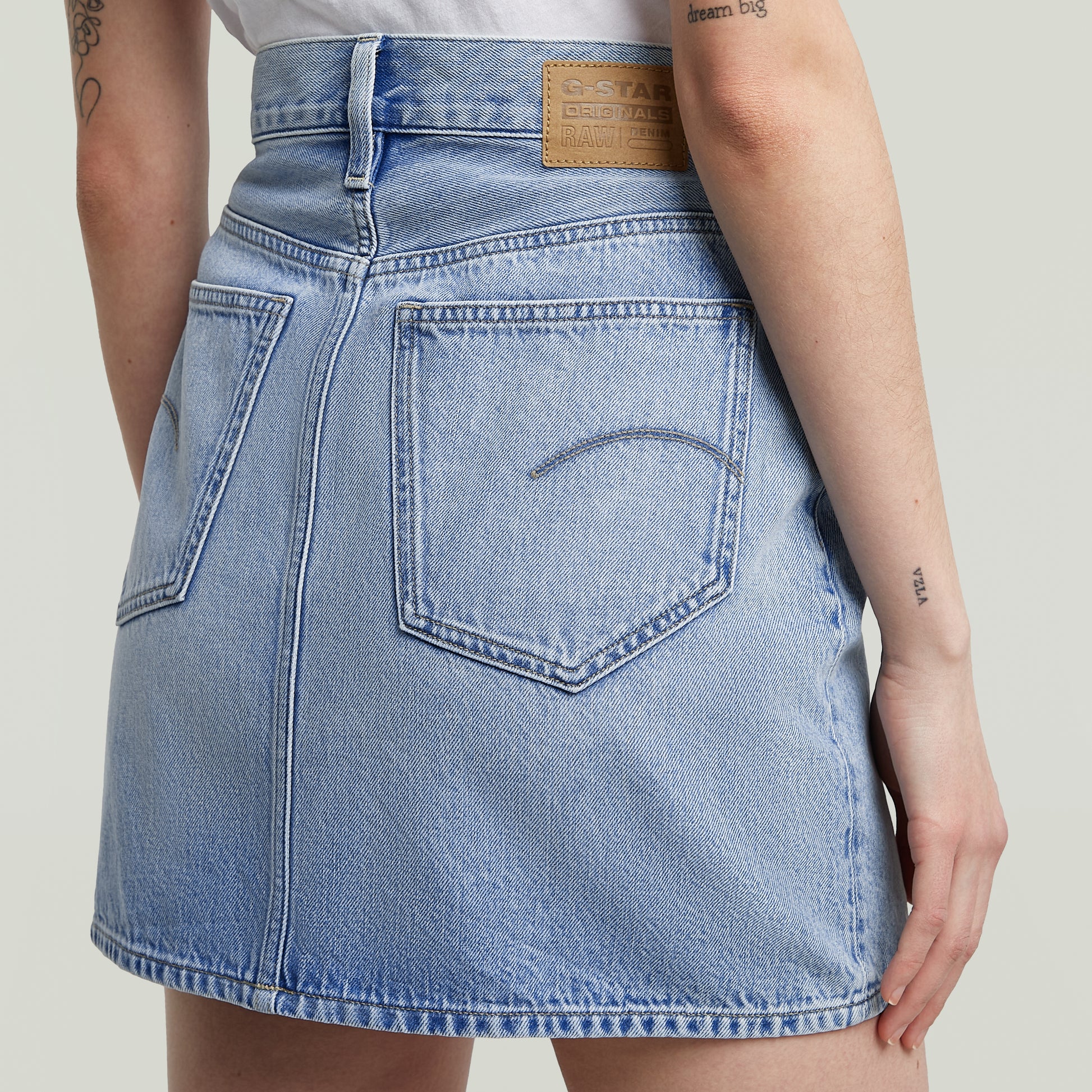 Rückansicht des G-Star Viktoria Short Skirt Sun Faded Blue Cape aus Denim mit Gesäßtaschen und G-Star Label