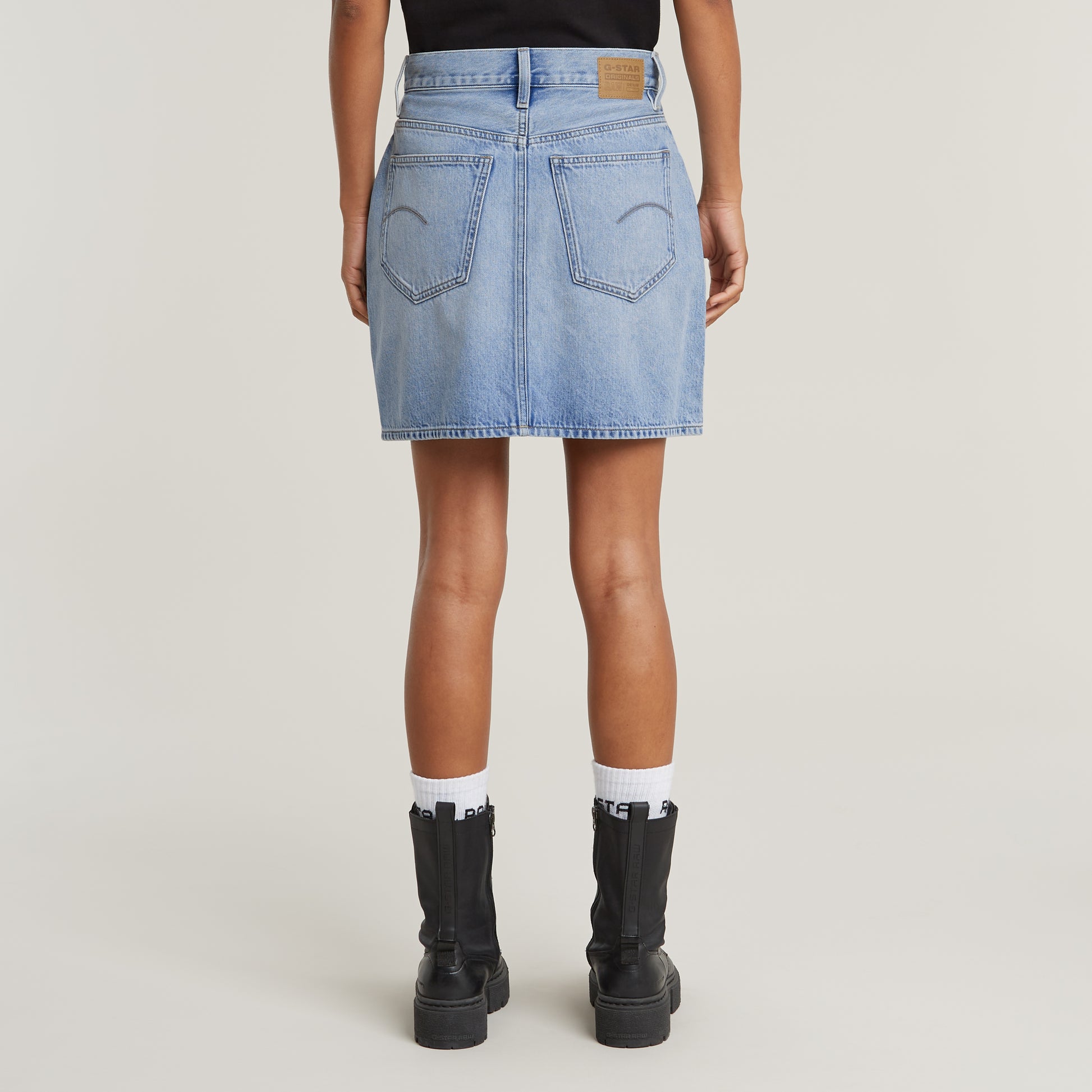 Rückansicht des G-Star Viktoria Short Skirt Sun Faded Blue Cape am Model mit sichtbaren Gesäßtaschen und Label