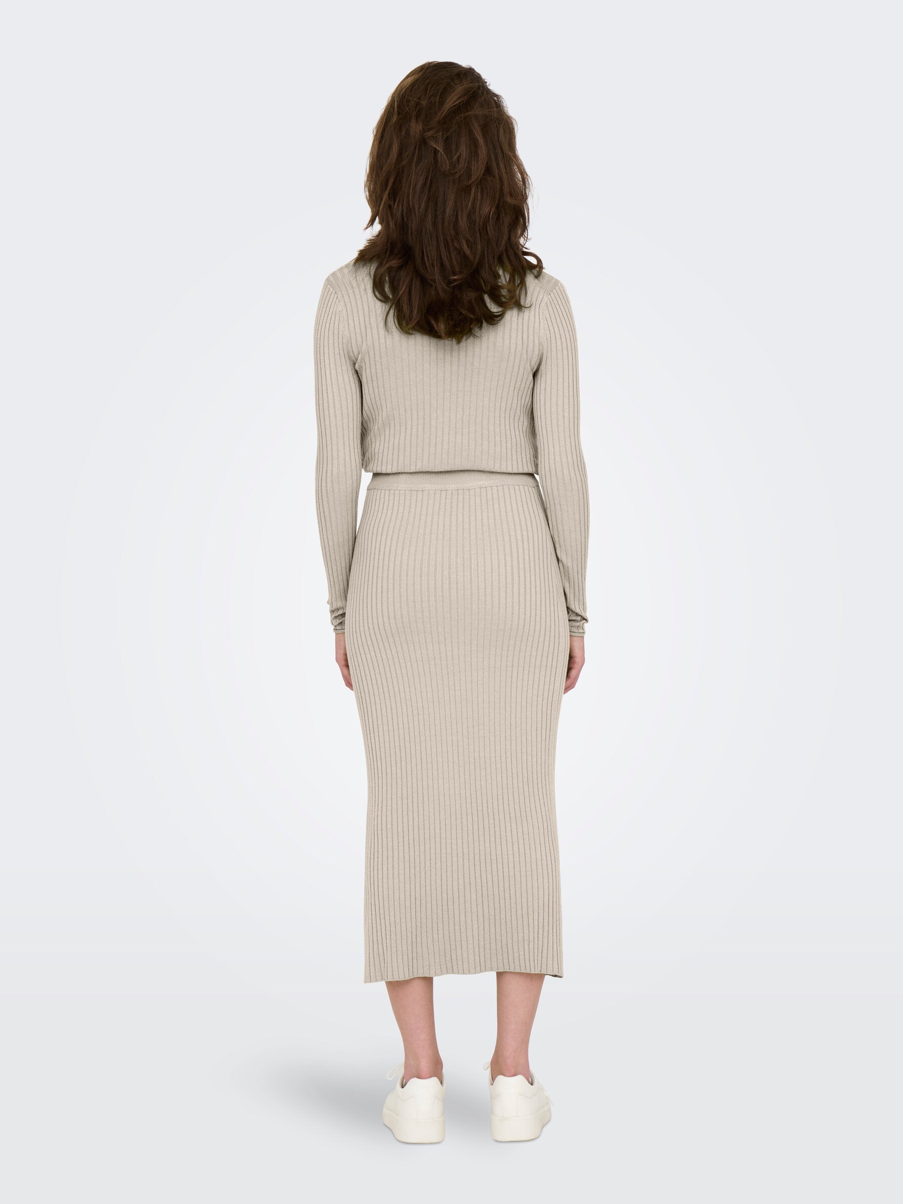 Model trägt Rippstrickrock von Only in der Farbe Birch in Midi-Länge mit passendem Oberteil, Ansicht von hinten.