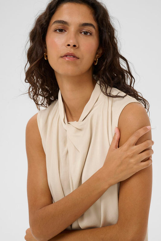 Detailaufnahme des Soaked Nadeya Miria Top – Oatmeal mit weich fallendem Bindekragen und feinem Material