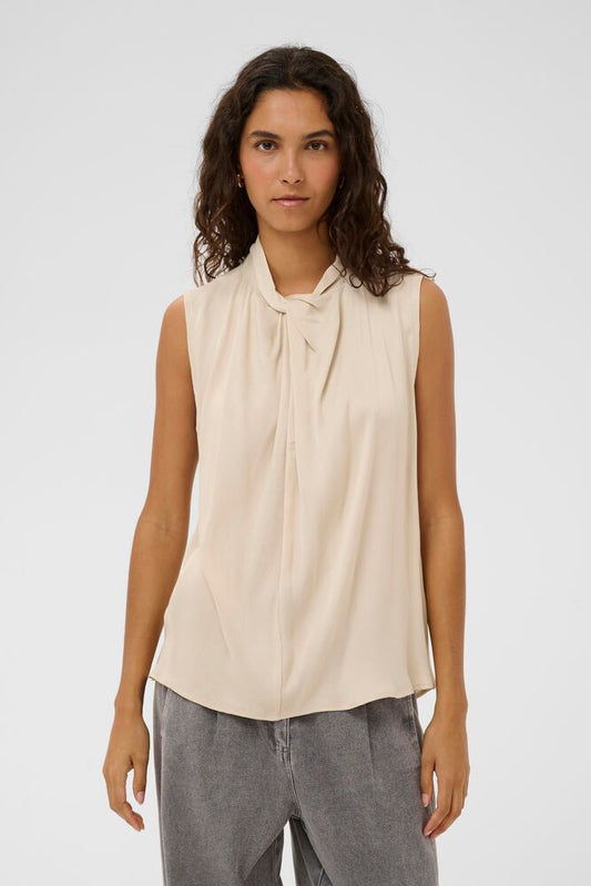 Frontansicht des Soaked Nadeya Miria Top – Oatmeal, elegantes ärmelloses Top mit lockerem Schnitt