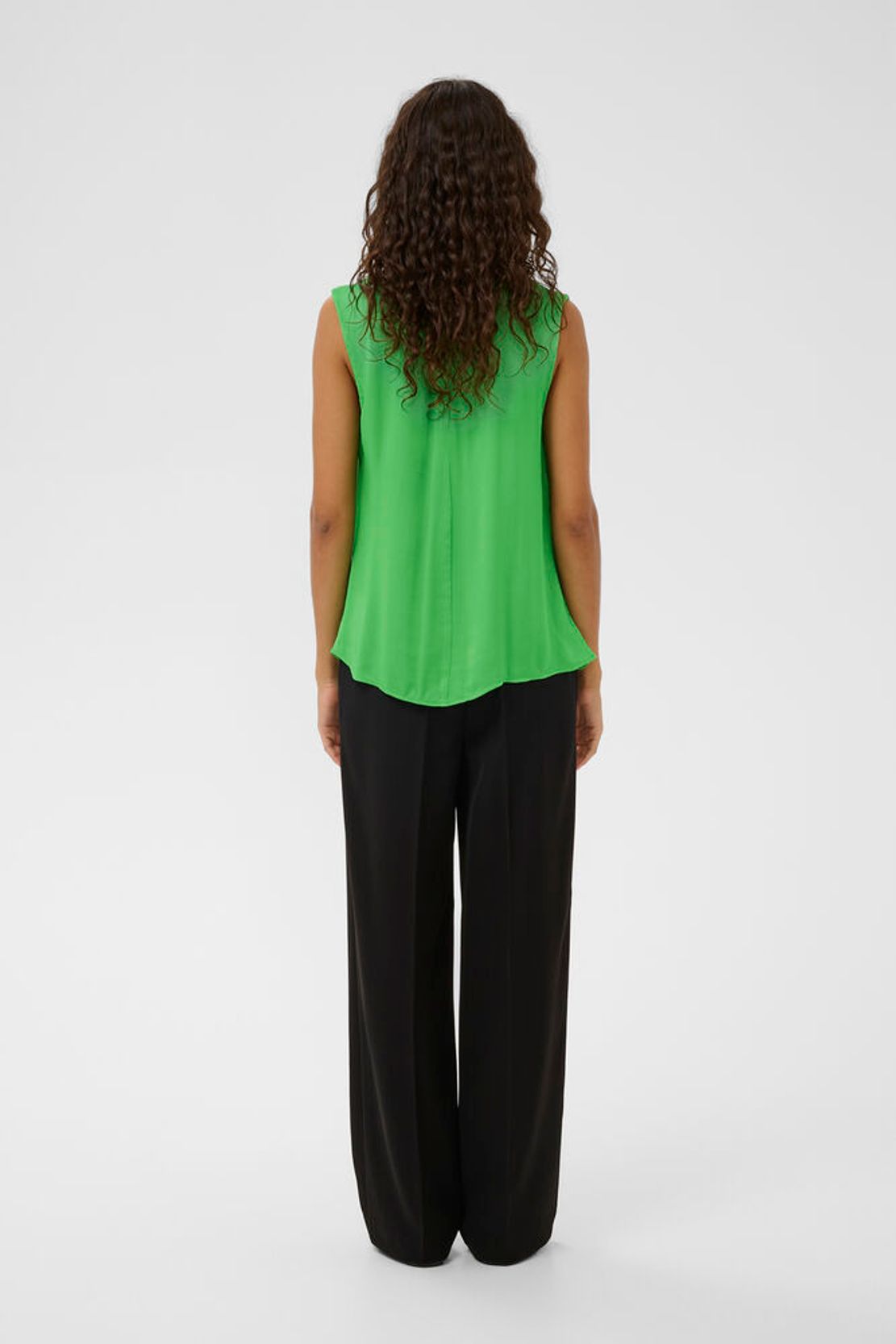 Soaked Nadeya Miria Top – Vibrant Green in ärmelloser Passform mit fließendem Stoff, Rückansicht des eleganten Tops.