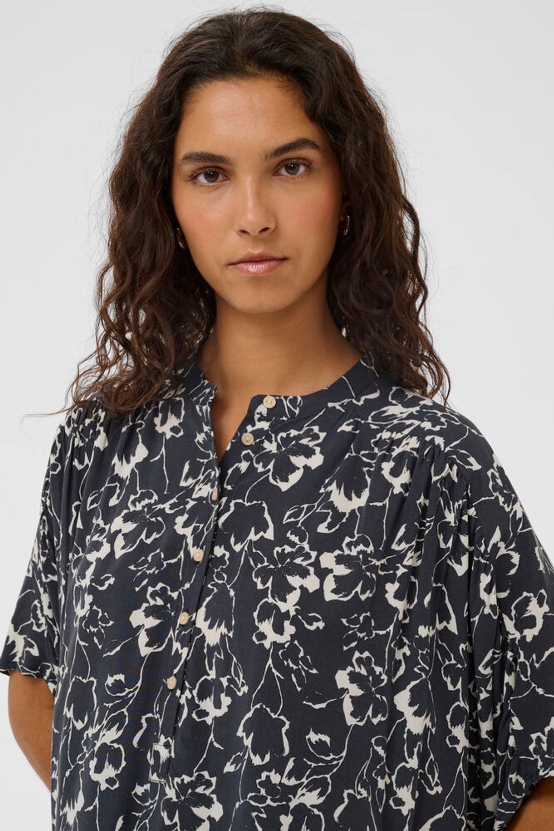 Detailaufnahme der Soaked Arjana Blouse - India Ink Outline Flower mit Knopfleiste, Rundhalsausschnitt und floralem Print