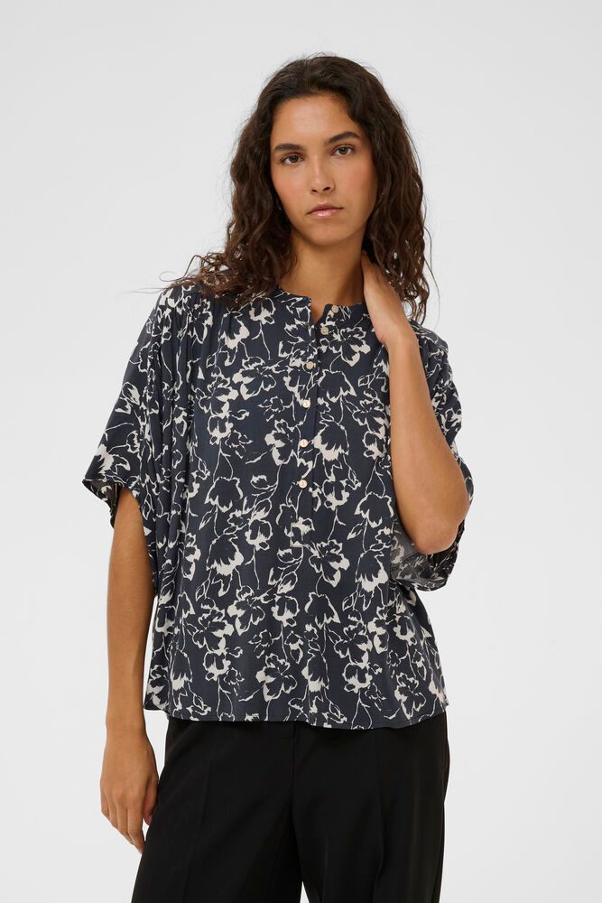 Frontansicht der Soaked Arjana Blouse - India Ink Outline Flower mit floralem Muster und lockerem Schnitt
