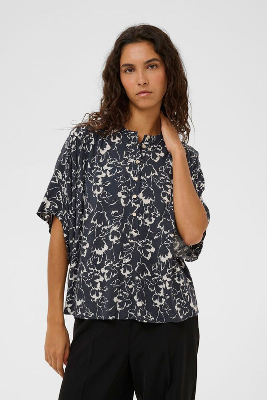 Frontansicht der Soaked Arjana Blouse - India Ink Outline Flower mit floralem Muster und lockerem Schnitt
