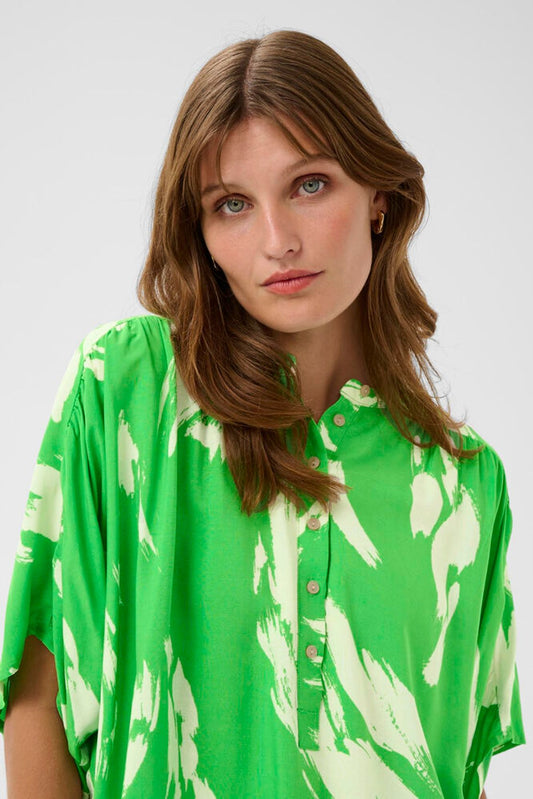 Detailaufnahme der Soaked Arjana Blouse - Vibrant Green Splash mit Knopfleiste und abstraktem grünem Muster