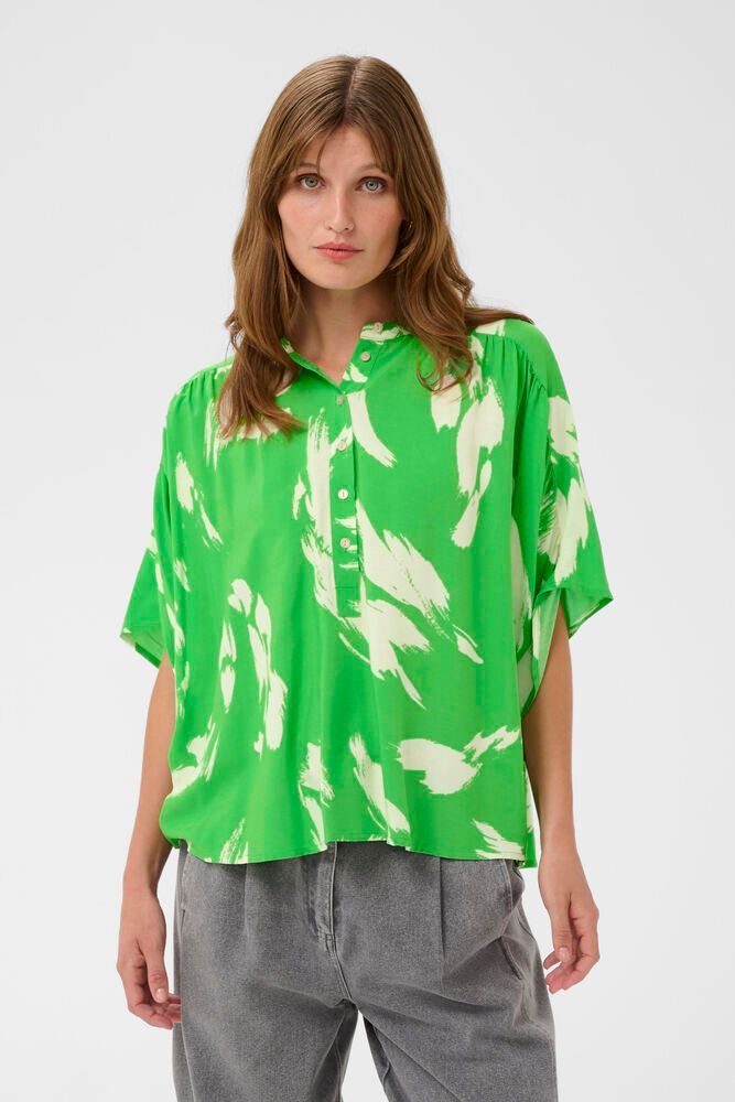 Frontansicht der Soaked Arjana Blouse - Vibrant Green Splash mit fließendem Stoff und modernem Design
