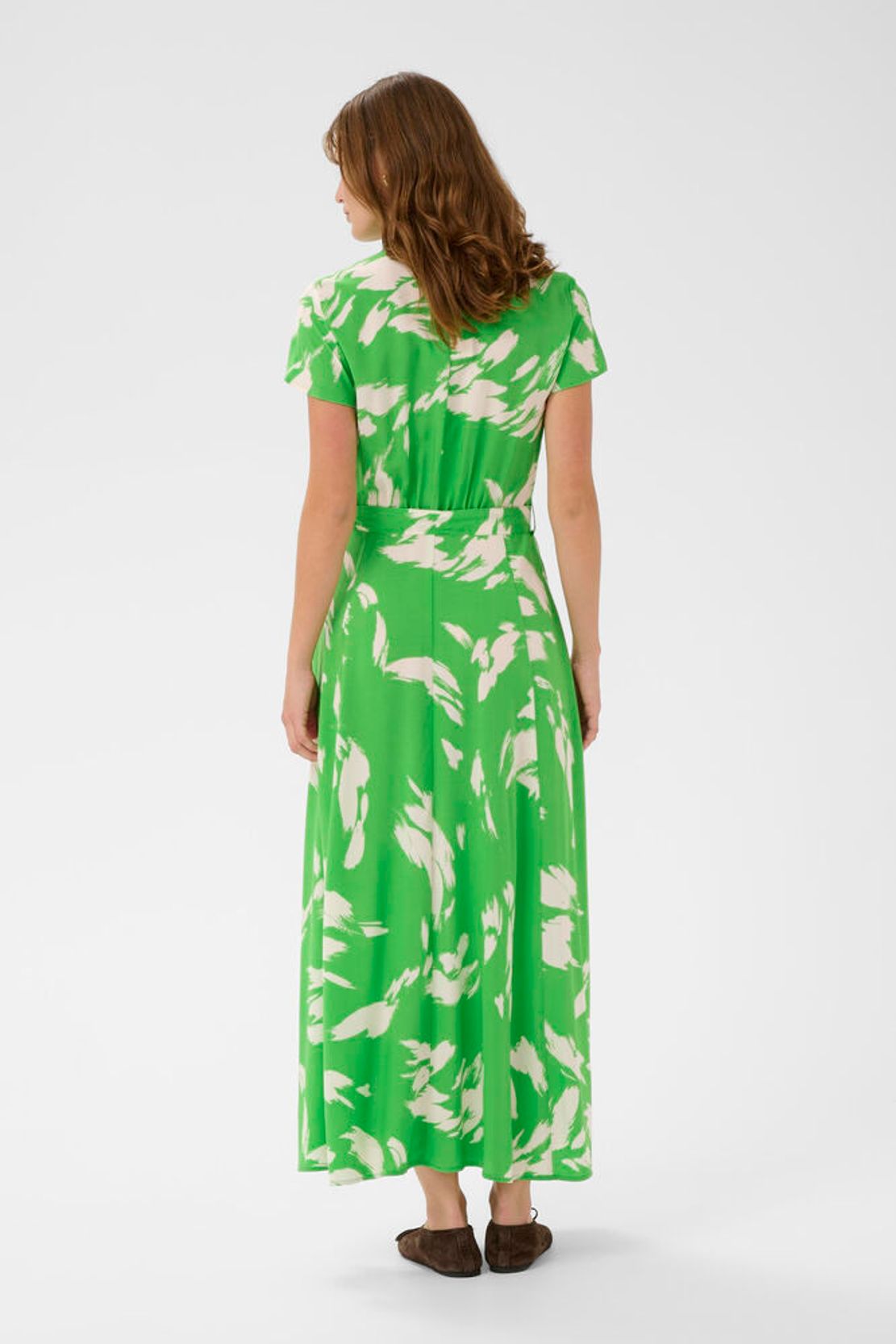 Rückansicht des Soaked Arjana Maxi Dress - Vibrant Green Splash mit fließendem Schnitt und auffälligem Print