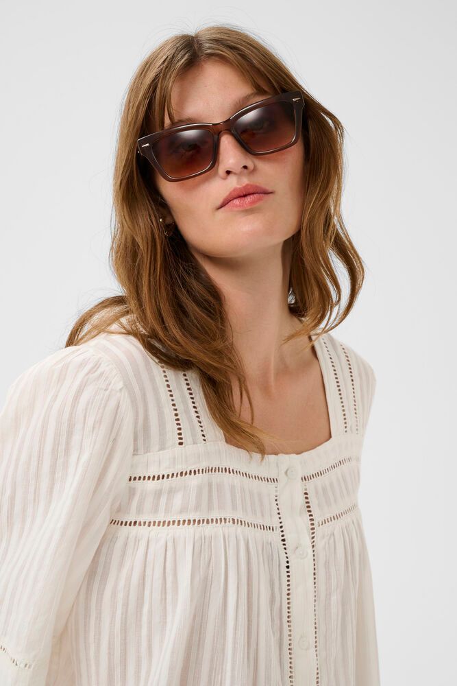 Detailaufnahme der Soaked Bianca Blouse - Broken White mit feiner Streifenstruktur, dekorativen Biesen und Knopfleiste