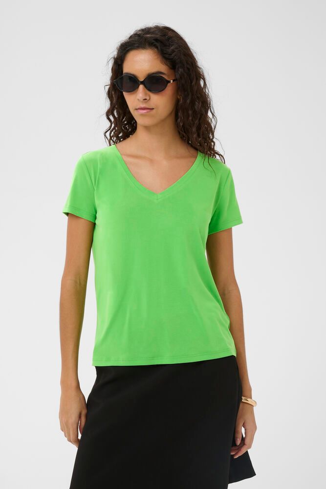 Frontansicht des Soaked Columbine V-Neck - Vibrant Green mit V-Ausschnitt und figurbetonter Passform