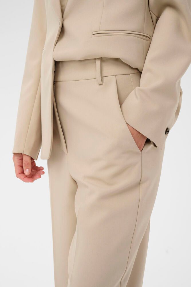 Detailaufnahme der Soaked Corinne Suiting Pants - Oatmeal mit feinem Stoff, Bund und seitlicher Eingrifftasche