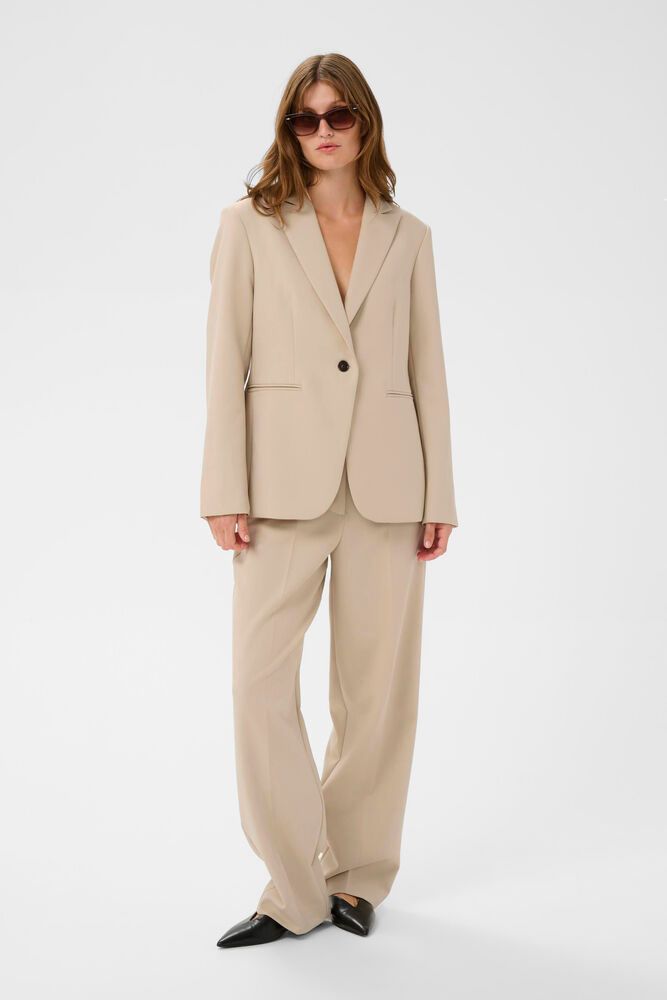 Frontansicht der Soaked Corinne Suiting Pants - Oatmeal als eleganter Anzug-Look mit Blazer kombiniert
