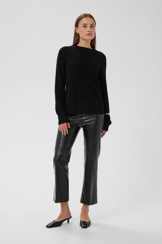 Frontansicht der Soaked Kaylee Kickflare Pants Black in moderner Kickflare-Silhouette, stilvoll kombiniert