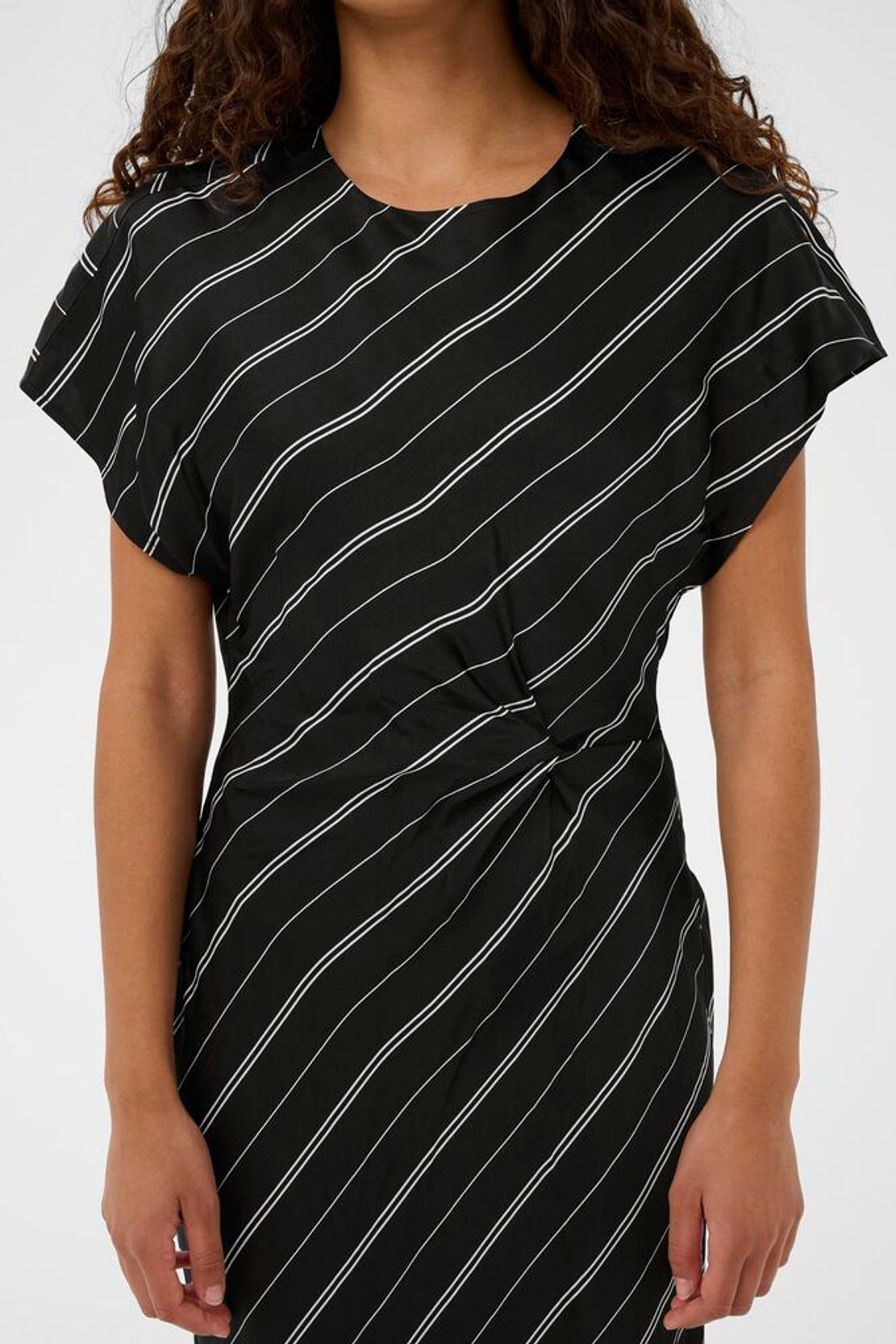 Soaked Marcela Mimir Printed Dress - Vlack White Stripes mit feinen weißen Streifen und seitlicher Drapierung in der Taille